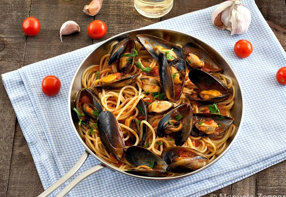 Pasta With Mussels in Tomato Sauce